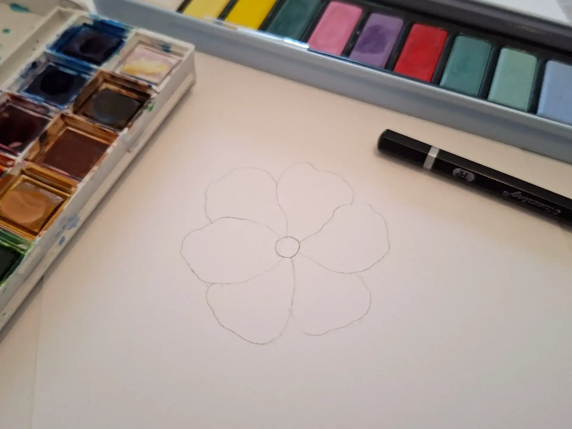 construire un croquis avant de peindre à l’aquarelle