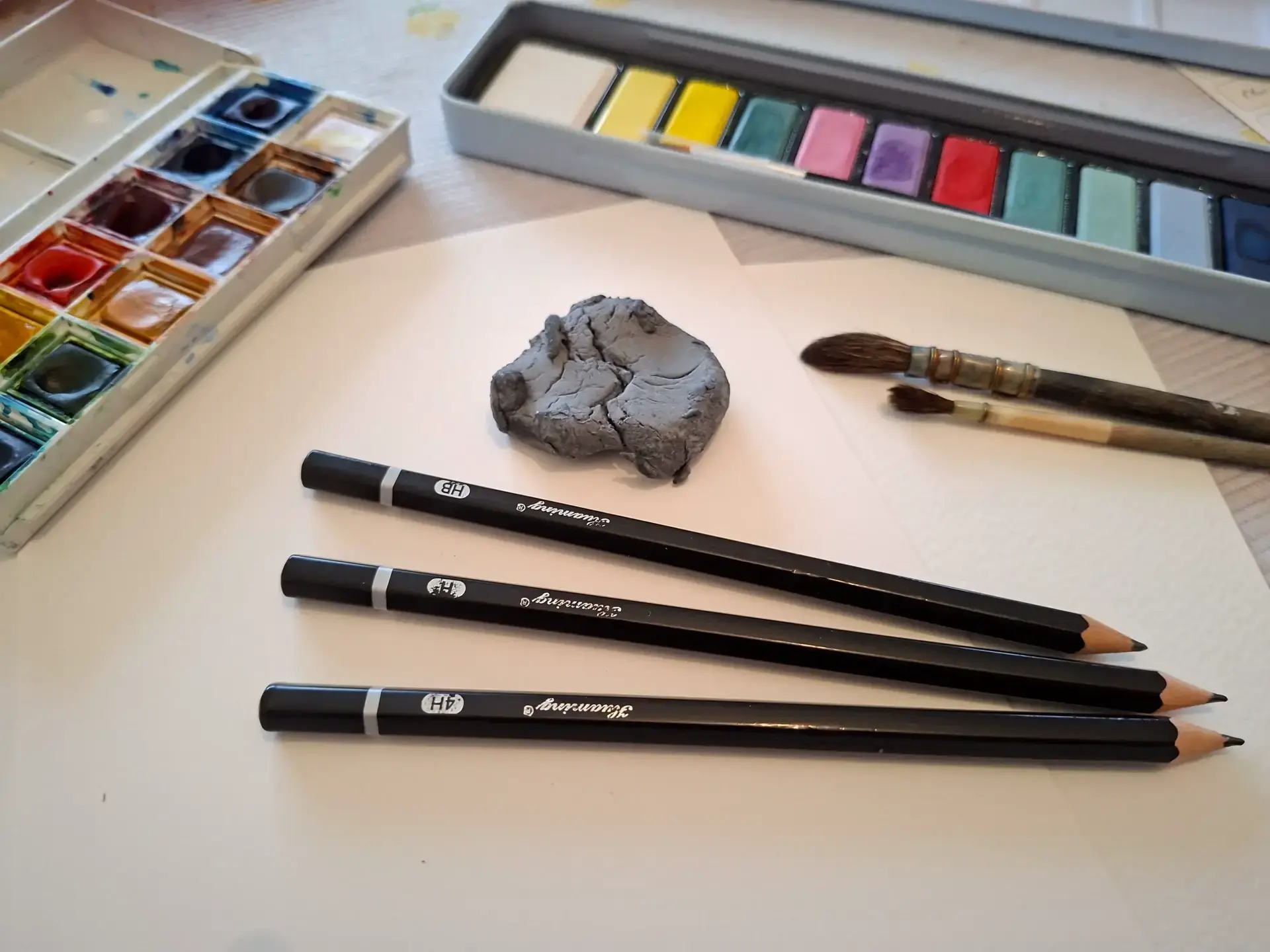 le matériel pour dessiner un croquis avant de peindre à l’aquarelle