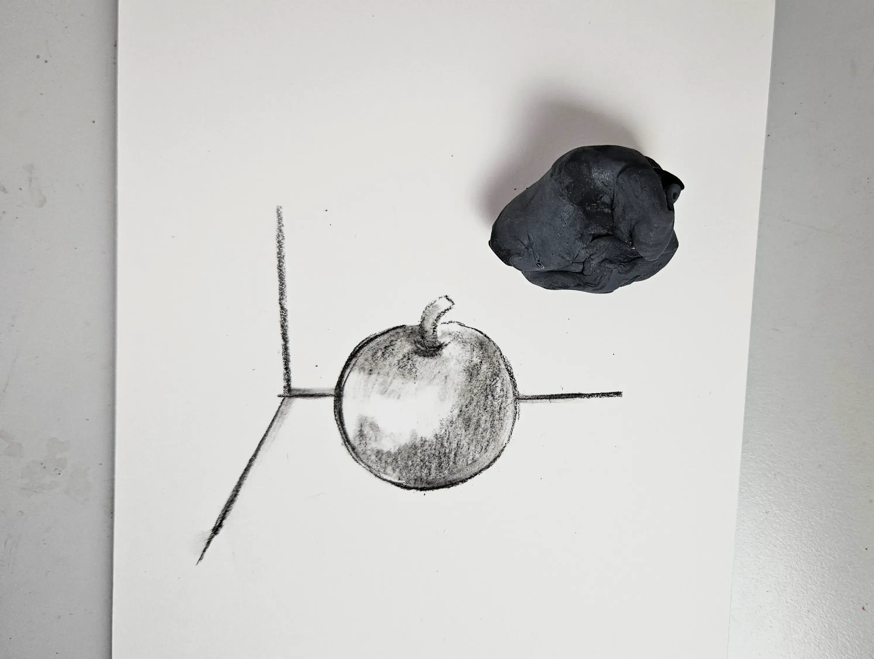 dessiner les endroits lumineux d’une pomme au fusain