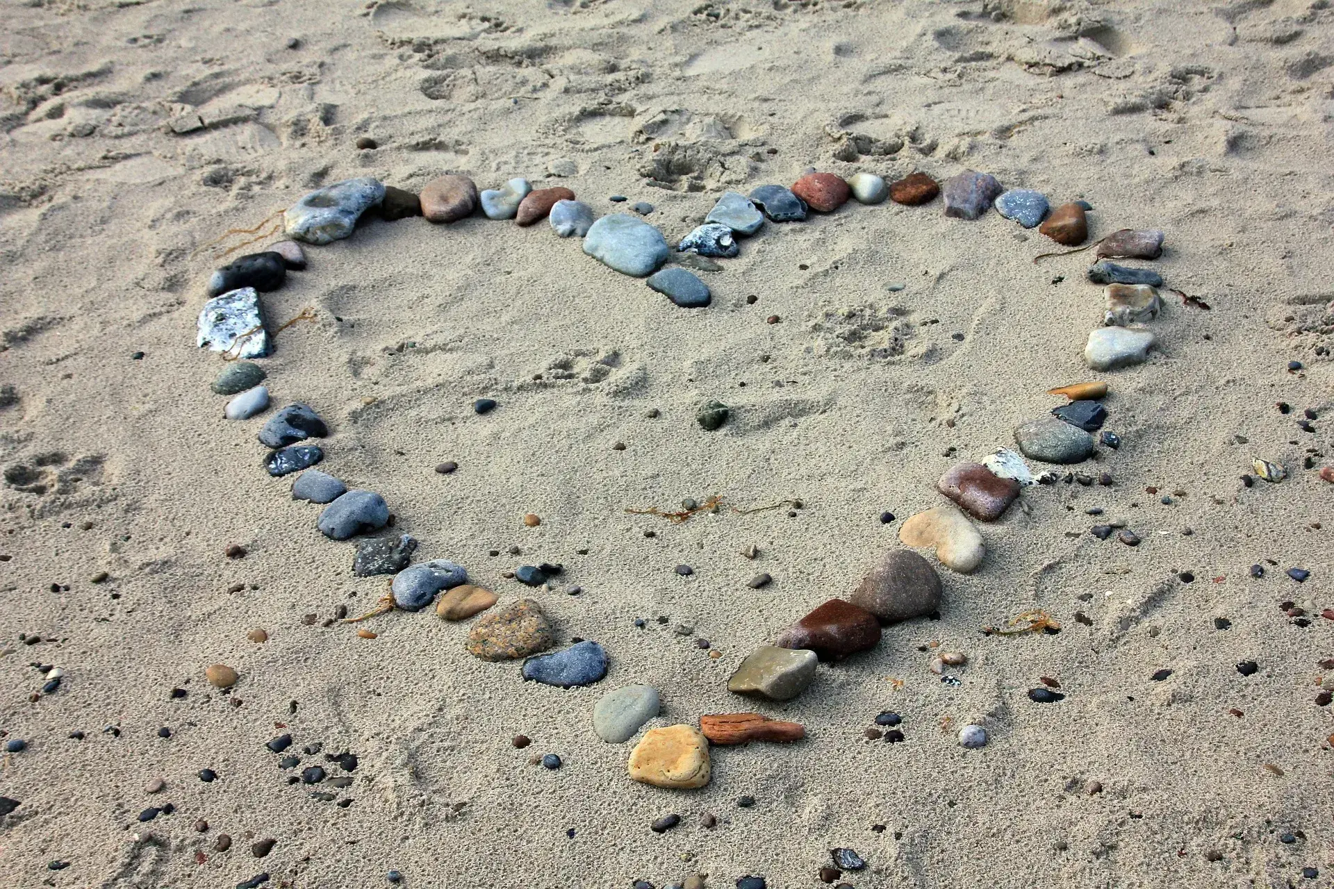 land art réalisé sur la plage 