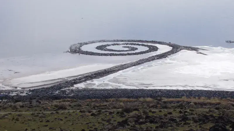 Spiral Jetty, œuvre de land art de Robert Smithson 