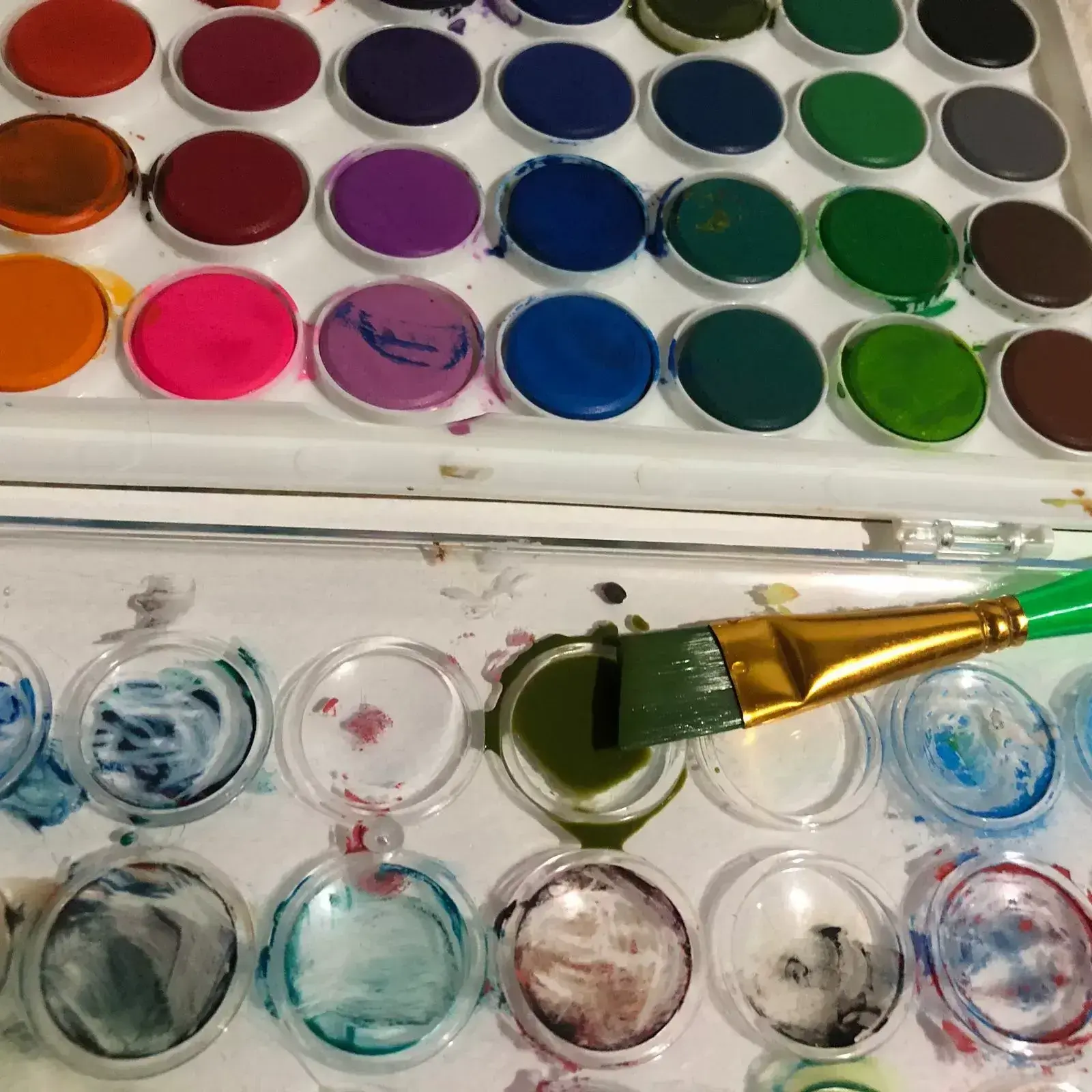 mélanger les couleurs pour appliquer  la technique du lavis à l’aquarelle