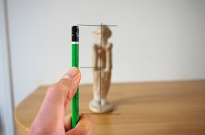 prendre les mesures de son modèle avec un crayon