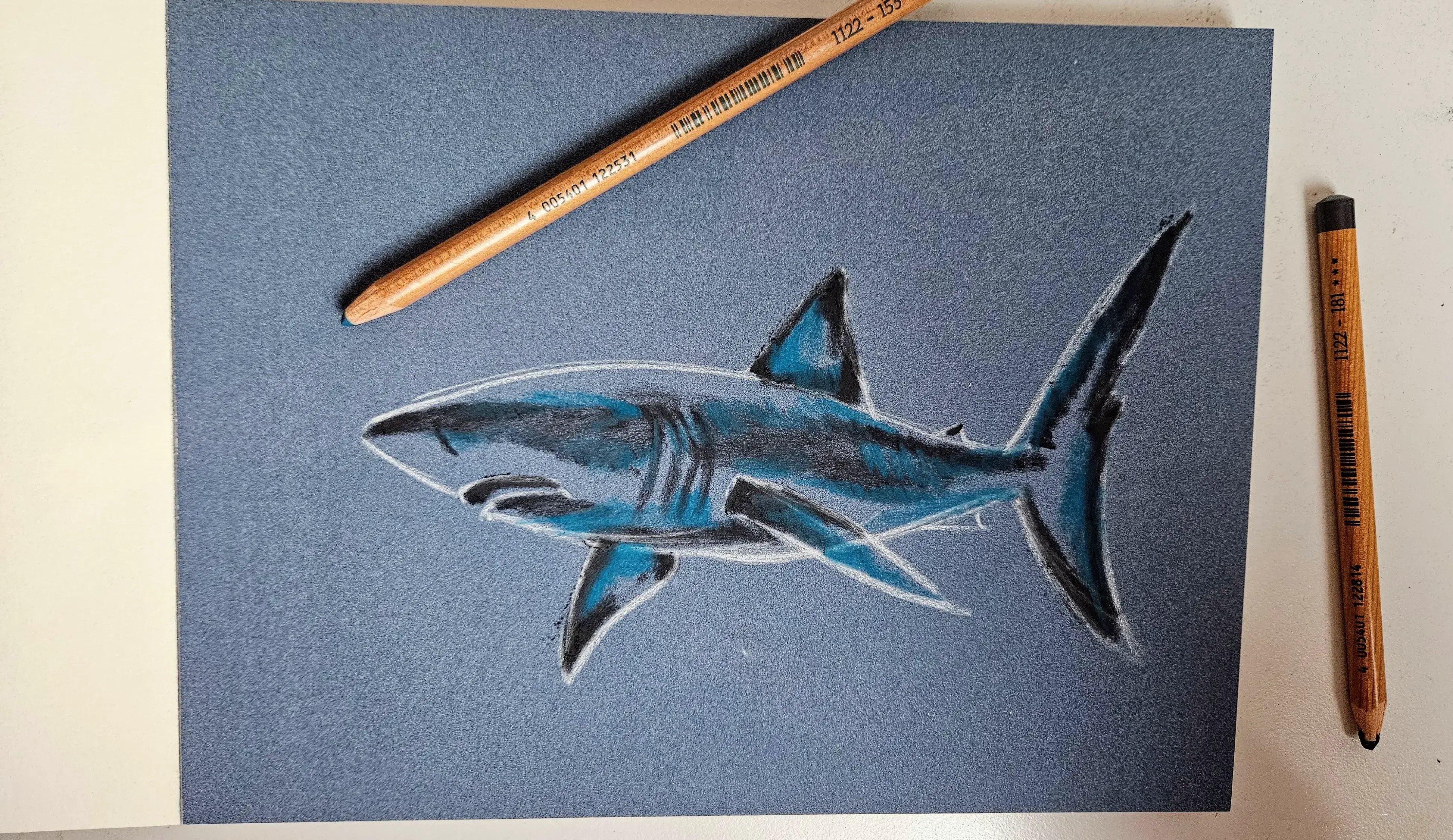 dessiner par superposition de couches un requin aux pastels