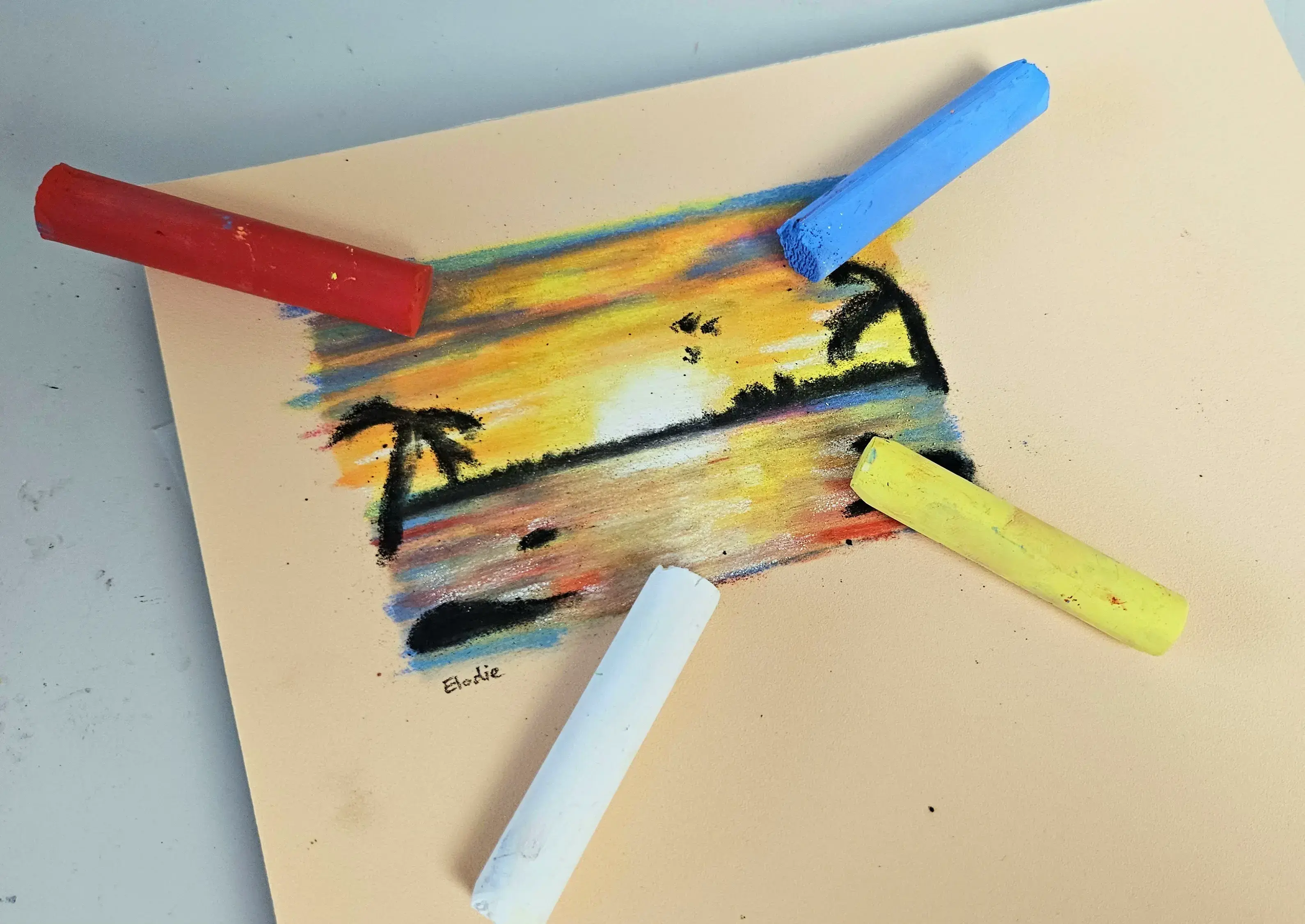 dessiner aux pastels sur papier coloré