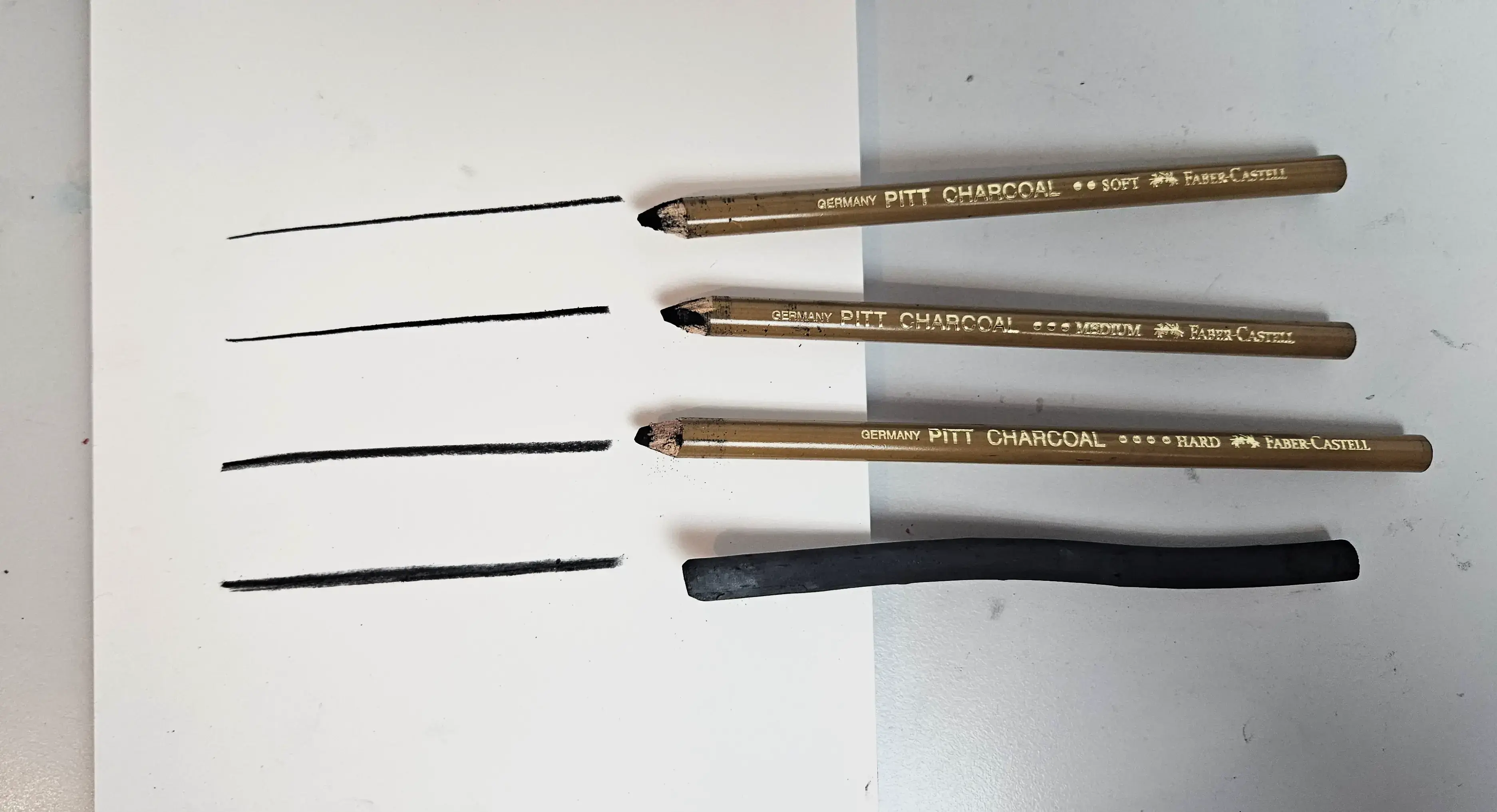 le matériel pour dessiner un paysage au fusain