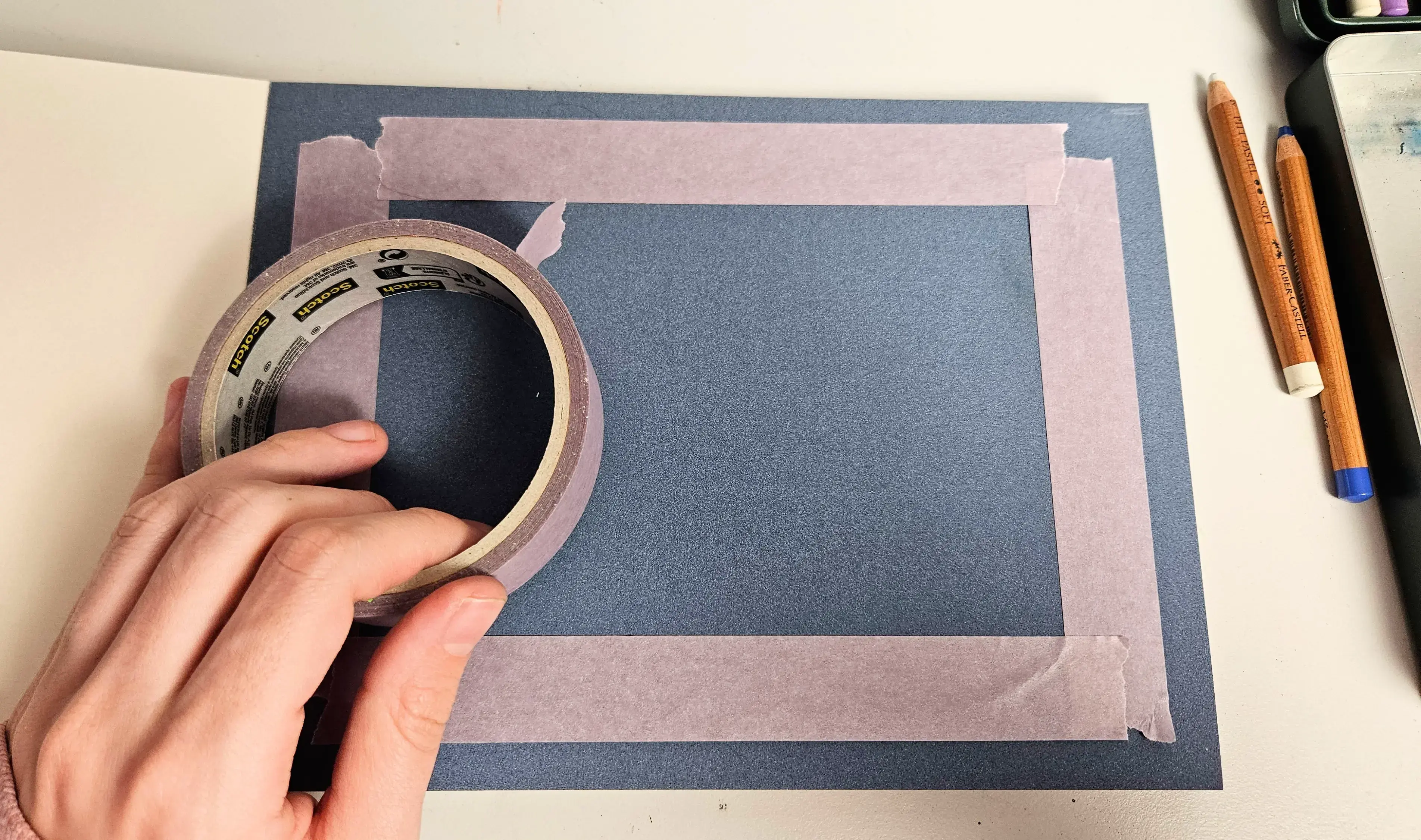 masquer les contours de la feuille avant de dessiner un paysage aux pastels secs