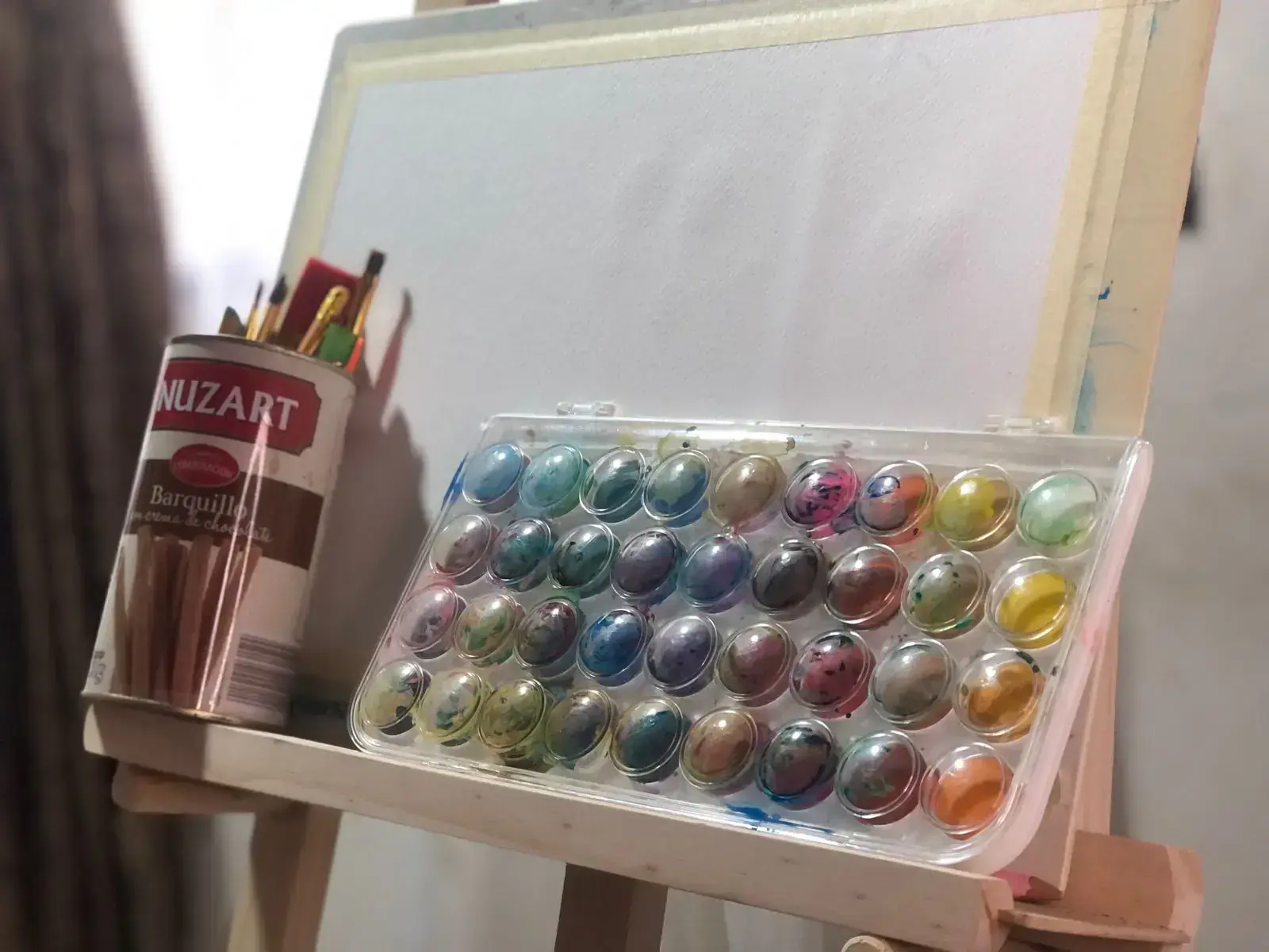 el material para pintar un paisaje primaveral en acuarela