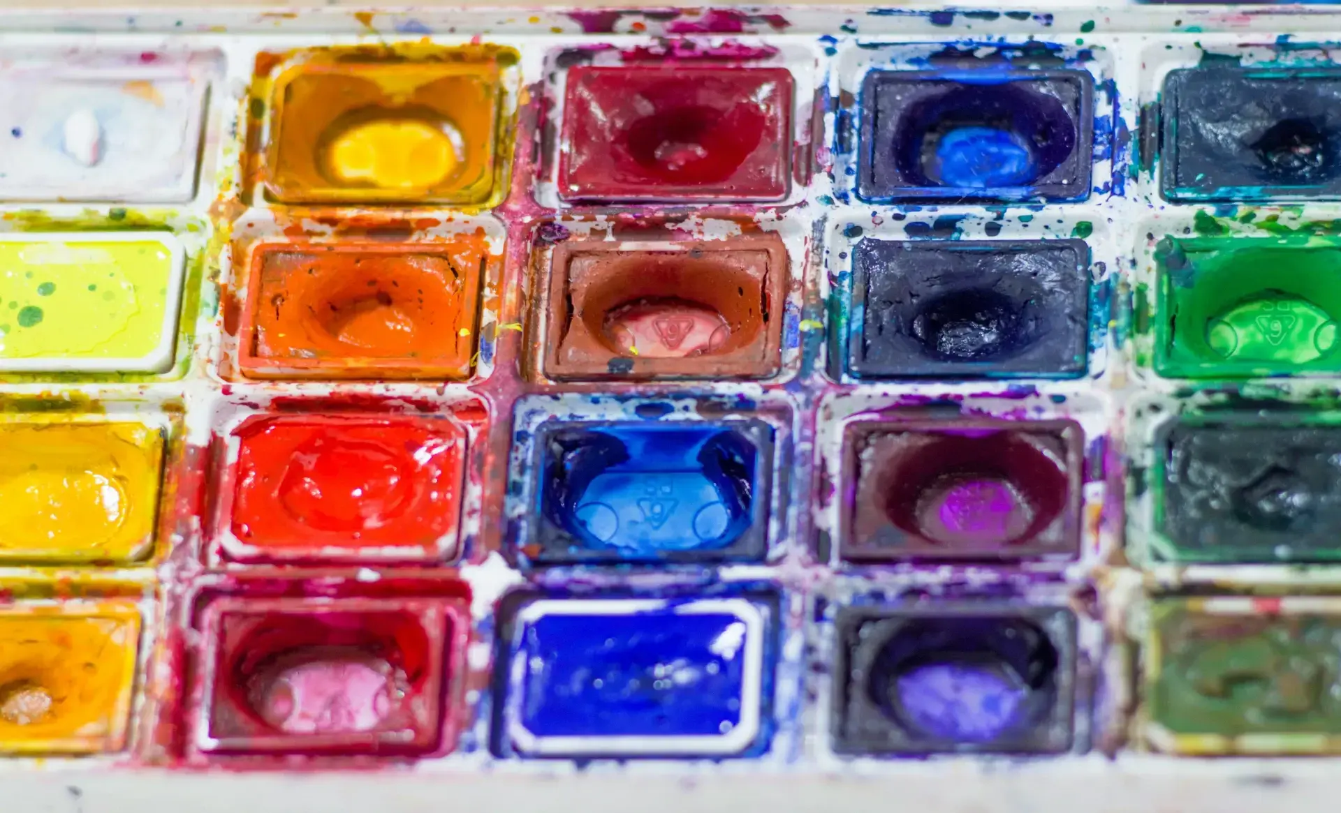 una paleta de pintura de acuarela