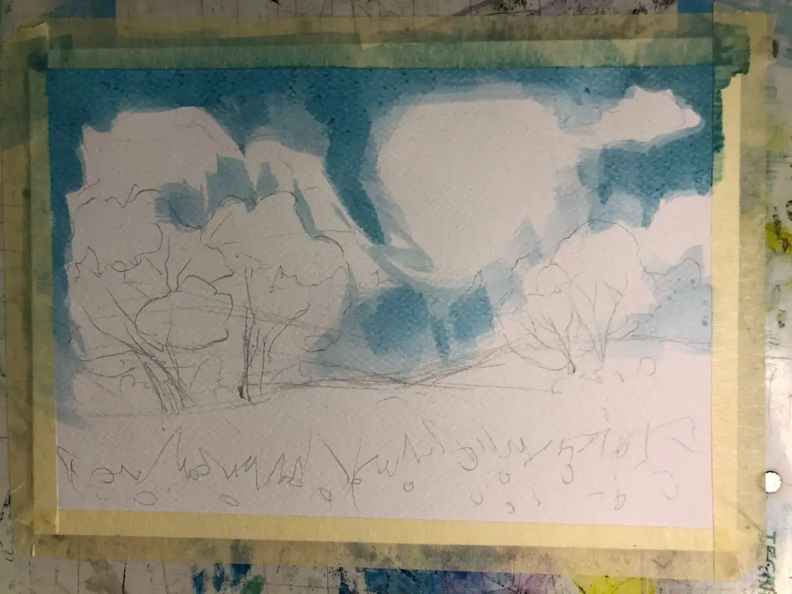 pintar el cielo de un paisaje primaveral con acuarela
