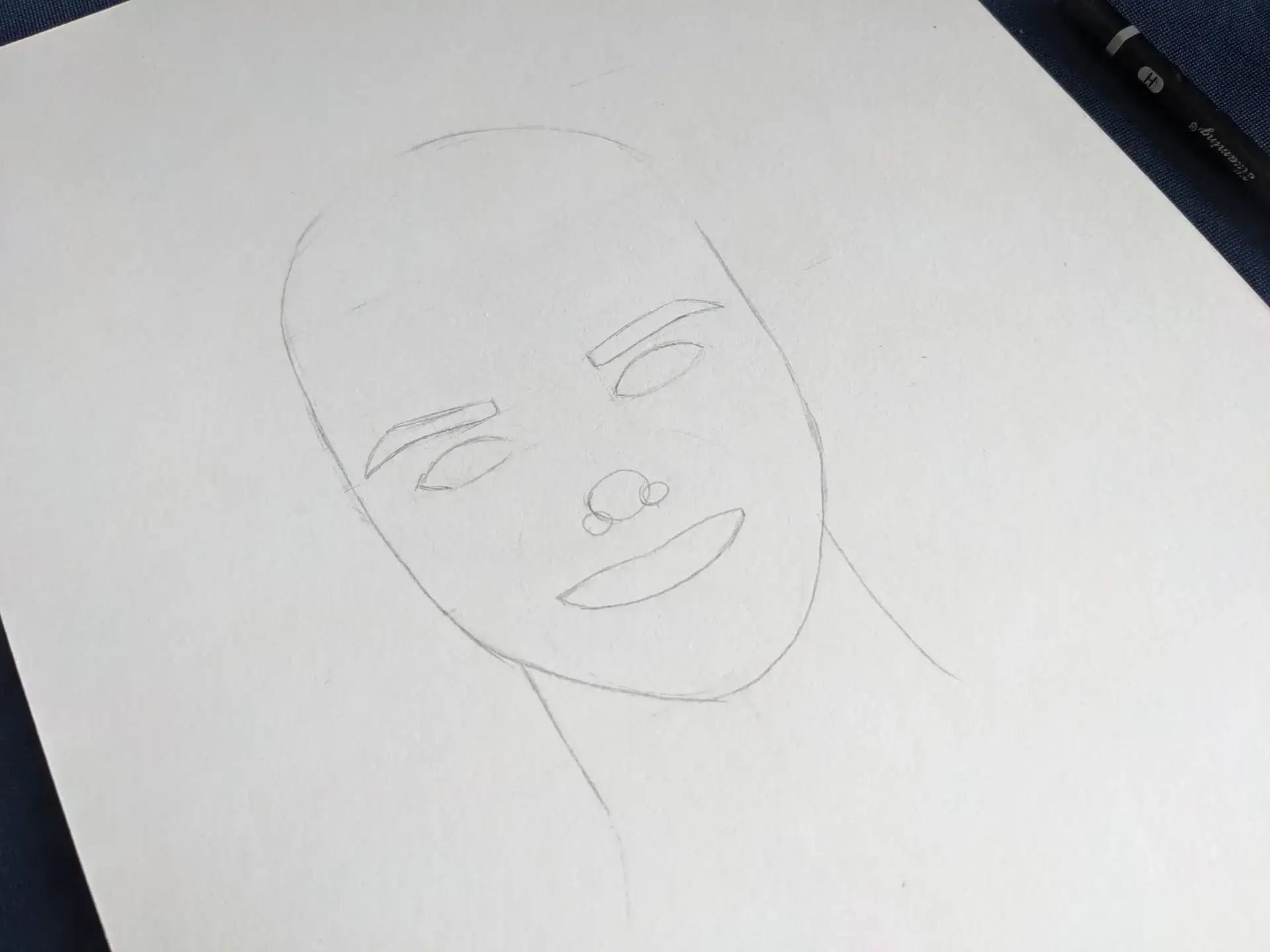 dessiner les sourcils d’un visage souriant